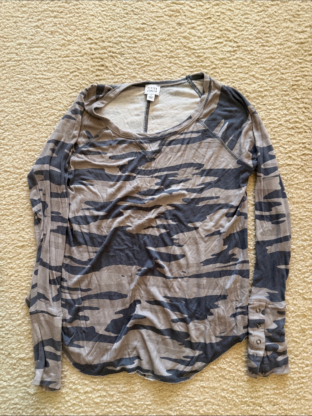 Long Sleeve Camo Print Tee - Gray/Taupe